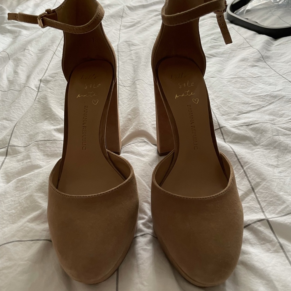 Banana Republic platform heels. Size 8